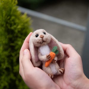 Coelho de feltro feito à mão com orelhas grandes e cenoura | Coelho de lã | Adorável estatueta de feltro | Decoração de mesa