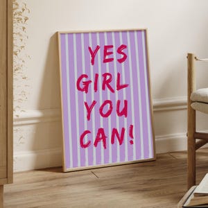モチベーションを高めるプリント、Yes Girl You Canポスター、タイポグラフィのウォールアート、寮やバーカートの装飾に最適なデジタルダウンロード、タイポグラフィ