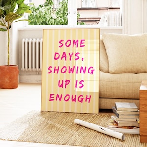 モチベーションを高めるプリント、Some Days Showing Up is Enough（いつかは顔を出せば十分）のポスター、タイポグラフィのウォールアート、寮やバーカートの装飾に最適なデジタルダウンロード、タイポグラフィ