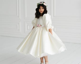 Elegante abo da principessa senza maniche con ricamo e strascico di