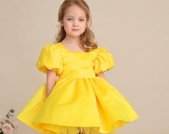 Robe de fille en satin jaune avec des perles