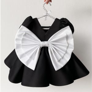 Vestido de daminha de honra em cetim preto com laço grande e decote em V nas costas, elegante vestido infantil para casamento e festa. Black with white bow