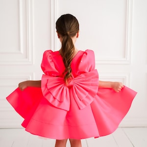 Vestido de daminha de honra em cetim preto com laço grande e decote em V nas costas, elegante vestido infantil para casamento e festa. imagem 5