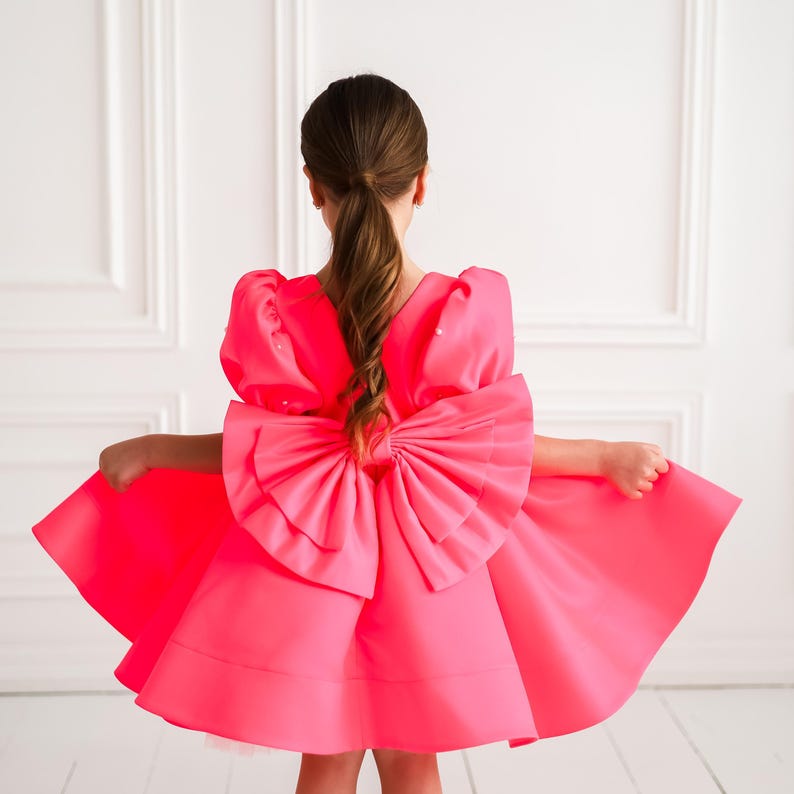 Vestido de daminha de honra em cetim preto com laço grande e decote em V nas costas, elegante vestido infantil para casamento e festa. imagem 5