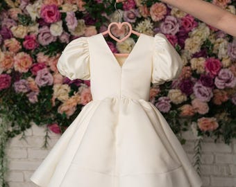 Vestido de daminha de honra em marfim com pérolas, vestido de noiva em cetim, vestido elegante para daminha, vestido de bebê, vestido infantil sofisticado para ensaio fotográfico.
