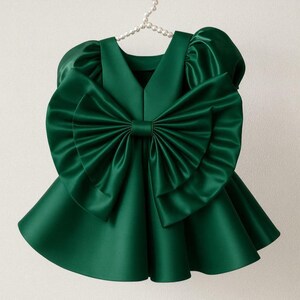 Vestido de daminha de honra em cetim preto com laço grande e decote em V nas costas, elegante vestido infantil para casamento e festa. Emerald Green