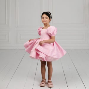 Robe de fille de fleur rose, robe de fille de satin rose, robe de fille élégante, robe 1er anniversaire de bébé, robe de soirée pour tout-petit, tenue de remise des diplômes fille