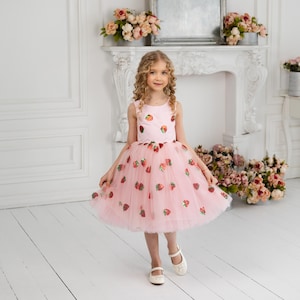 Roze aardbeientule jurk voor meisjes, satijnen bloemenmeisjesjurk, roze elegante aardbeienmeisjesjurk, outfit eerste verjaardag, grote strik roze jurk