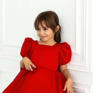 Vestido de daminha de honra em cetim preto com laço grande e decote em V nas costas, elegante vestido infantil para casamento e festa. imagem 7