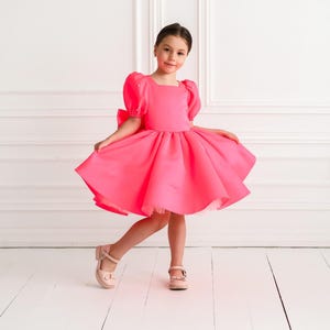 Vestido de daminha de honra em cetim preto com laço grande e decote em V nas costas, elegante vestido infantil para casamento e festa. Bright Pink