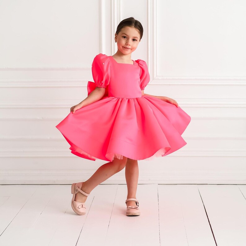 Vestido de daminha de honra em cetim preto com laço grande e decote em V nas costas, elegante vestido infantil para casamento e festa. Bright Pink