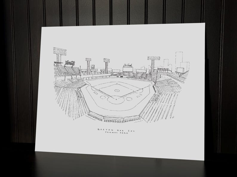 Puede incluir: Boceto en blanco y negro del Fenway Park, sede de los Boston Red Sox, con el texto "BOSTON RED SOX FENWAY PARK" en la parte inferior. El dibujo representa el campo de b&eacute;isbol, las gradas y las luces del estadio.