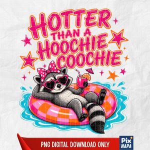 Könnte beinhalten: Digitalgrafik mit einem Waschbären mit herzförmiger Sonnenbrille und Schleife, der auf einem rosa-orangenen aufblasbaren Ring im Wasser liegt. Der Text "Hotter Than A Hoochie Coochie" steht über dem Waschbären, mit Sternen.