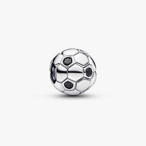 Könnte beinhalten: Ein silberner Charm in Form eines Fußballs. Der Charm hat ein Muster aus weißen und schwarzen sechseckigen Formen mit schwarzen Akzenten. Der Charm ist als Anhänger oder Perle für ein Armband oder eine Halskette konzipiert.