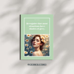 Op de afbeelding: Een mintgroene poster met de tekst "Herken dat de meeste situaties grijstinten hebben". De poster toont een portret van een vrouw met bloemen in haar haar, tegen een achtergrond van witte en gele bloemen.