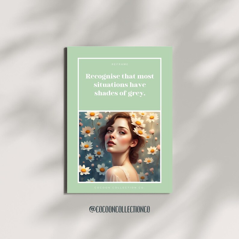 Op de afbeelding: Een mintgroene poster met de tekst "Herken dat de meeste situaties grijstinten hebben". De poster toont een portret van een vrouw met bloemen in haar haar, tegen een achtergrond van witte en gele bloemen.