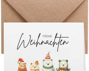 Könnte beinhalten: Eine weiße Weihnachtskarte mit dem Schriftzug "Frohe Weihnachten" in schwarzer Schrift, mit vier Aquarell-Bären-Illustrationen. Die Bären tragen festliche Hüte, Schals und halten Geschenke, mit einem braunen Umschlag im Hintergrund.