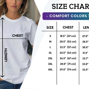 Puede incluir: Una camiseta blanca con una tabla de tallas. La tabla muestra las medidas de pecho y largo en cent&iacute;metros para las tallas S a 4XL. La camiseta est&aacute; siendo modelada.