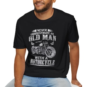 Ne sous-estimez jamais un vieil homme avec un t-shirt de moto, un cadeau de motard, un t-shirt pour la fête des pères, une chemise de moto vintage, une tenue décontractée cool