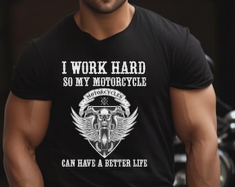 Camiseta con alas de calavera de motocicleta: "Trabajo duro para que mi motocicleta tenga una vida mejor".