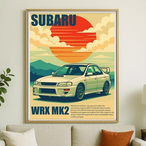 Puede incluir: Un póster enmarcado que muestra un coche Subaru WRX MK2 blanco sobre un fondo de puesta de sol y montañas estilizadas. Incluye las palabras "SUBARU" y "WRX MK2". El diseño tiene un estilo retro, inspirado en los rallies.