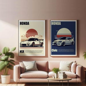Peut inclure: Deux affiches encadrées de voitures Honda. L'affiche de gauche présente une voiture NSX blanche avec un soleil rouge et le mot "HONDA" en haut. L'affiche de droite montre une voiture Civic blanche sur fond bleu et le mot "HONDA".