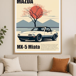Może przedstawiać: Oprawiony plakat przedstawiający biały samochód sportowy Mazda MX-5 Miata z czarnym dachem kabrioletu. Plakat ma beżowe tło z czerwonym słońcem, drzewem oraz napisami "MAZDA" i "MX-5 Miata".