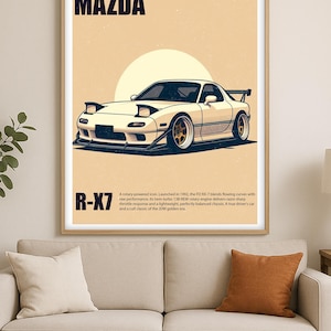 Puede incluir: Un póster enmarcado con una ilustración de un coche deportivo Mazda RX-7 blanco. El coche está sobre un fondo beige con un sol. Los textos "MAZDA" y "R-X7" se muestran encima y debajo del coche.