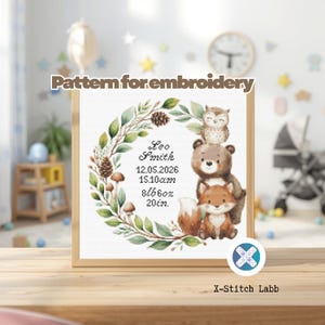 Könnte beinhalten: Ein gerahmtes Kreuzstichmuster zum Sticken mit Waldthema. Das Design umfasst einen Kranz mit Blättern, Tannenzapfen und Pilzen, der den Namen "Leo Smith" und Geburtsdetails umgibt. Das Design umfasst auch einen Bären, einen Fuchs und eine Eule.
