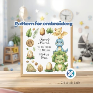 Może przedstawiać: Oprawiony wzór haftu krzyżykowego z motywem dinozaurów dla dzieci. Projekt zawiera tekst "Pattern for embroidery", imię "Jacob Smith", dane urodzenia i ilustracje dinozaurów. Rama jest wyświetlana na drewnianej powierzchni.
