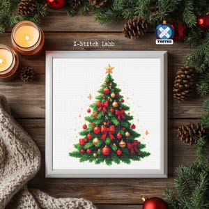 Puede incluir: Un punto de cruz enmarcado de un árbol de Navidad, adornado con lazos rojos, adornos y una estrella dorada. El texto "X-Stitch Labb" es visible. La imagen está rodeada de decoraciones festivas.