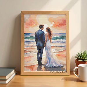 Può includere: Un dipinto di una coppia in abiti da matrimonio in piedi su una spiaggia al tramonto. Lo sposo indossa un abito blu scuro e la sposa indossa un abito bianco. Il mare è sullo sfondo.