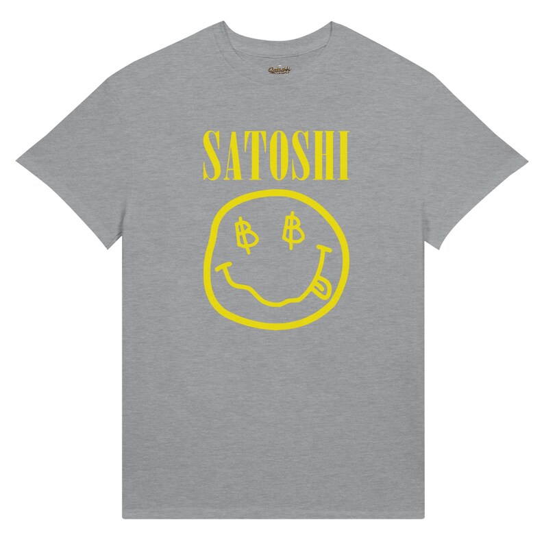Peut inclure: T-shirt gris avec le mot "SATOSHI" en jaune au-dessus d'un smiley jaune avec des yeux en forme de symbole dollar et une langue tir&eacute;e. Le t-shirt est de style col rond.