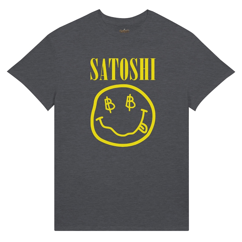 Peut inclure: T-shirt gris fonc&eacute; avec le mot "SATOSHI" en jaune au-dessus d'un smiley jaune avec des yeux en forme de symbole dollar et une langue tir&eacute;e. Le t-shirt est fait d'une mati&egrave;re douce.