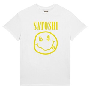 Peut inclure: T-shirt blanc avec un motif jaune. Le motif pr&eacute;sente le mot "SATOSHI" au-dessus d'un smiley avec des symboles de dollar pour les yeux et une langue tir&eacute;e. Le t-shirt est &agrave; col rond.