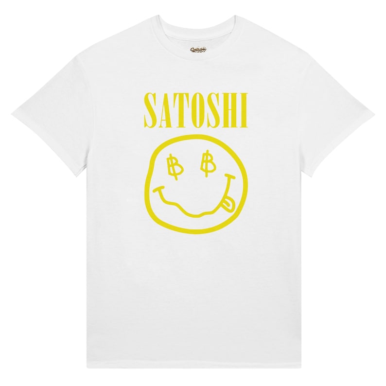 Peut inclure: T-shirt blanc avec un motif jaune. Le motif pr&eacute;sente le mot "SATOSHI" au-dessus d'un smiley avec des symboles de dollar pour les yeux et une langue tir&eacute;e. Le t-shirt est &agrave; col rond.