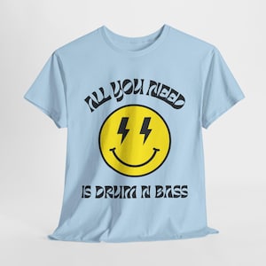 All You Brauch ist Drum N Bass Smiley T-Shirt – Rave Kultur T-Shirt, Dschungel Musik Shirt, DnB Fan Geschenk, Festival Outfit, Bekleidung für elektronische Musik
