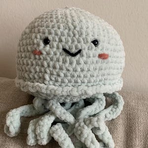 Amigurumi jellyfish – crocheted jellyfish – cuddly toy jellyfish – plush jellyfish – soft toy jelly fish – handmade i&i by design.