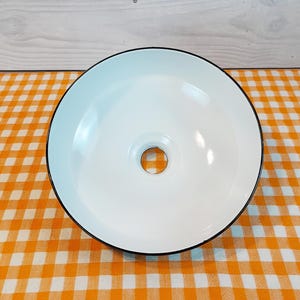 Farm Lights; Vintage Farm Light; Vintage Farm Lighting; Vintage Farm decor; Vintage Farm Decore; Vintage Farm Home Decor; Farm Kitchen Decor; Vintage
Vintage Chicken Farm Decor; pendantlight; Pendant light lighting; Lights; Hanging-Lights; Hanging Lighted; Hang Light; Hang Lighting; Hanging Light; Lighting Hanging; Porcelain Light Farm; Porcelain Light from 1940s; Porcelain Light from 1950s
New Old Stock Authentic Original Made in USA 1940s 14" Green Benjamin Porcelain Hanging Pendant Light