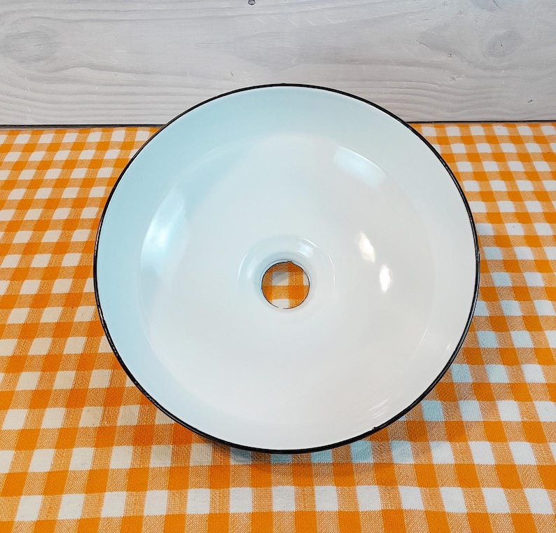 Farm Lights; Vintage Farm Light; Vintage Farm Lighting; Vintage Farm decor; Vintage Farm Decore; Vintage Farm Home Decor; Farm Kitchen Decor; Vintage
Vintage Chicken Farm Decor; pendantlight; Pendant light lighting; Lights; Hanging-Lights; Hanging Lighted; Hang Light; Hang Lighting; Hanging Light; Lighting Hanging; Porcelain Light Farm; Porcelain Light from 1940s; Porcelain Light from 1950s
New Old Stock Authentic Original Made in USA 1940s 14" Green Benjamin Porcelain Hanging Pendant Light