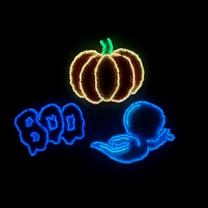 Op de afbeelding: Een neon-stijl lichtdisplay met een oranje pompoen met een groene steel, de blauwe tekst "BOO" in een speels lettertype en een blauwe geestfiguur. De ontwerpelementen zijn omlijnd met heldere, gloeiende LED-lampjes tegen een zwarte achtergrond.