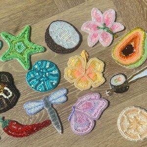 Aplique bordado com miçangas feito à mão, decorado com miçangas.