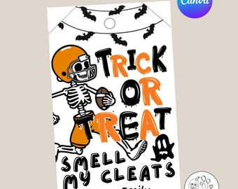 Puede incluir: Una etiqueta de regalo con temática de Halloween con un esqueleto con un casco de fútbol y sosteniendo un balón. La etiqueta dice "Trick or Treat Smell My Cleats" en negro y naranja. La etiqueta también incluye el texto "From: Emily".
