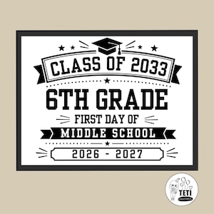 Può includere: Un cartello rettangolare con testo nero su sfondo bianco, caratterizzato da un'icona di tocco di laurea e dal testo: CLASS OF 2033, 6TH GRADE, FIRST DAY OF MIDDLE SCHOOL, e 2026 - 2027. Il design include striscioni decorativi, stelle e linee.