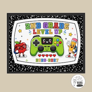 Può includere: Un poster rettangolare con un bordo a motivo quaderno a righe bianco e nero. Al centro si trovano un controller per videogiochi verde, una mela rossa con occhiali e una matita gialla. Il testo recita 2ND GRADE LEVEL UP 2026-2027.
