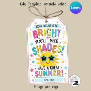Peut inclure: Une étiquette cadeau rectangulaire avec une boucle en ficelle de jute portant le texte "YOUR FUTURE IS SO BRIGHT YOU'LL NEED SHADES! HAVE A GREAT SUMMER!" et "FROM: EMELY". Le motif inclut un soleil jaune avec des lunettes en forme d'étoile.
