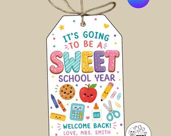 以下が含まれることがあります： IT'S GOING TO BE A SWEET SCHOOL YEAR, WELCOME BACK! LOVE, MRS. SMITHという文字が書かれた、ジュート紐付きの白い長方形のギフトタグ。ドーナツ、クッキー、リンゴ、鉛筆、文房具などのカラフルなイラストが描かれています。