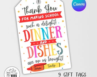 Peut inclure: Etiquettes cadeaux imprimables avec un texte coloré qui dit "Merci d'avoir fait de l'école un tel plaisir ! Le dîner et la vaisselle sont à nous ce soir !" avec une illustration de crayon rouge, jaune et bleu. Le texte "De la part de :" est écrit en noir avec un espace pour un nom. Le texte "9 étiquettes cadeaux modifiables - 1 page" est écrit en noir en bas de l'étiquette.