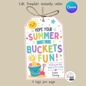Może przedstawiać: Kolorowa letnia etykieta prezentowa z napisem "Hope Your Summer is Buckets of Fun!" i ilustracją uśmiechniętego słońca. Zawiera niebieskie wiadro wypełnione piaskiem, różową łopatę i tekst "I'm so glad you were in my class!"