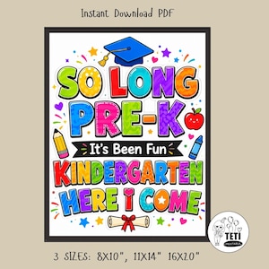 Könnte beinhalten: Ein farbenfrohes, druckbares Schild mit den Texten "SO LONG PRE-K" und "KINDERGARTEN HERE I COME". Das Design umfasst eine Abschlusskappe, einen Apfel, einen Bleistift, einen Buntstift und Sterne. Erhältlich in 20x25, 28x35 und 40x51 cm.